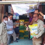 Pimpinan Bulog dan Kadisperindag, Iwan Abdillah ketika meluncurkan program beras OP. 