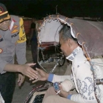 Kapolres Pacitan AKBP Sugandi saat membagikan nasi sahur kepada masyarakat.