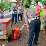 Petugas melakukan identifikasi terhadap tas yang menjadi tempat ditemukannya bayi.