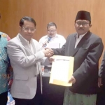 KH. Muchlis Muhsin Pengasuh PP. Al Anwar menerima SK Pemberian surat izn STEBIA dari Kementerian Agama RI dilakukan di Hotel Morrissey, Jl. KH. Wahid Hasyim, No 70, Kebon Sirih, Kota Jakarta Pusat.
