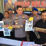 Kapolres Jember AKBP Alfian Nurrizal menunjukkan barang bukti yang digunakan para pelaku untuk mengubur mayat korban saat pers rilis di mapolres setempat, Kamis (7/11).