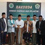 Para pengurus KDK MUI Jatim saat rakorda foto bersama dengan Dr. KH. Asep Saifuddin Chalim (paling tengah pakai baju putih), pengasuh Pondok Pesantren Amanatul Ummah di Pacet Mojokerto Jawa Timur. foto: istimewa