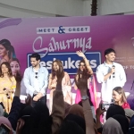 Para artis Bollystar saat menyapa warga Surabaya.