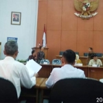 Suasana saat dengar pendapat antara warga Dusun Bulu dengan anggota dewan di gedung DPRD Pacitan.