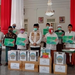 Bupati Bangkalan Abdul Latif Imron Amin saat menyerahkan bantuan peralatan kesehatan Covid-19 untuk pondok pesantren secara simbolis di Pendopo Agung Bangkalan, Jumat (12/6/2020).