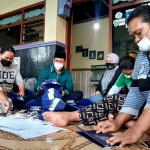 POTENSI UMKM: Gus Muhdlor menyapa para pengrajin tas kertas, di Desa Kemuning Kecamatan Tarik, Rabu (21/10). foto: ist.