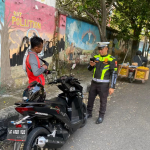 Petugas Satlantas Polres Nganjuk saat melakukan penindakan ETLE Handheld terhadap pemotor yang nekat melawan arus