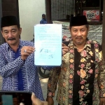 KH. Fakhrur Rozi, Koordinator Forum Komunikaasi Kiai Kampung Jawa Timur (FK3JT) menunjukkan MoU antara Pakde Karwo dengan Gus Ipul pada tahun 2013 silam. 