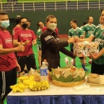 Jurnalis Sidoarjo memberikan kado tumpeng kepada Humas Polresta Sidoarjo dalam rangka HUT ke-70 Humas Polri.