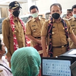 Bupati Hendy bersama Wabup Gus Firjoun meninjau vaksinasi para pelajar.