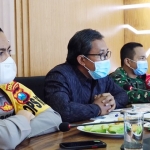 Dari kiri: Kapolres Kediri Kota AKBP Eko Prasetyo, Asisten Administrasi Umum Pemerintah Kota Kediri Chevy Ning Suyudi, dan Dandim 0809 Kediri Letkol Kav. Dwi Agung Sutrisno, saat menyampaikan paparan hasil pelaksanaan PPKM Mikro Kota Kediri di balai kota, Selasa (9/3). foto: ist.