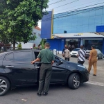 Petugas dari Pemkot Batu saat operasi yustisi di Jalan Dewi Sartika.