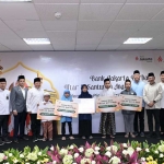 Jajaran direksi Bank Jakarta menyerahkan santunan secara simbolis kepada perwakilan anak yatim dalam Iftar Bersama Manajemen dan Santunan Anak Yatim di Kantor Pusat Bank Jakarta. Foto: Ist