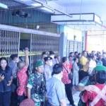 Para pedagang pasar legi kota Blitar memaksa masuk lokasi kebakaran, Kamis (14/7) lalu. foto: TRI SUSANTO/ BANGSAONLINE