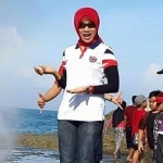 Hj. Endang Surjasri, Kepala Disparpora Pacitan saat berada di Pantai Klayar.