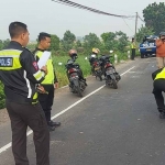 Petugas dari Satlantas Polres Jombang saat olah TKP.