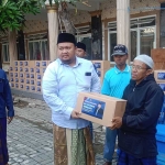 Anggota DPR-RI Fraksi Partai Demokrat, Hasani Bin Zuber, saat membagikan sembako kepada salah satu tukang becak.