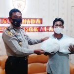 Kompol Abdul Cholik, S.H. atas nama Kapolres AKBP Rama Samtama Putra memberikan bantuan sembako kepada Samsul Aripin di Mapolres, Selasa (16/6).