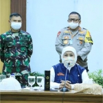 Gubernur Jawa Timur Khofifah Indar Parawansa didampingi Wakil Gubernur Jawa Timur Emil Elestianto Dardak, Pangdam V/Brawijaya dan Kapolda Jawa Timur saat rapat kordinasi dengan walikota Surabaya, Bupati Sidoarjo dan Gresik di Gedung Negara Grahadi Surabaya, Kamis malam (19/4/2020). foto: ist/ bangsaonline.com