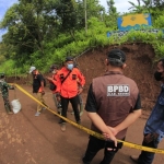 Kepala Badan Penanggulangan Bencana Daerah (BPBD) Kabupaten Kediri Slamet Turmudi dan Tim saat meninjau bekas banjir bandang. foto: ist.