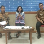 Ketua Pengurus YKP Maria Theresia Ekawati Rahayu bersama Bendahara YKP Yusron, saat jumpa pers di kantor Humas Pemkot Surabaya, Kamis (5/12). Foto: YUDI A/BANGSAONLINE