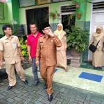 Wali Kota Malang Sutiaji saat meninjau kondisi SDN Kauman 3, selain mengklarifikasi kasus Pedofil dan ramai di media, dan kasusnya kini ditangani Reskrim Polres Makota, Senin (11/02). Foto: IWAN IRAWAN/BANGSAONLINE