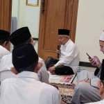 Prof Dr KH Asep Saifuddin Chalim, MA saat memimpin istighatsah di kediaman Ning Imah, salah seorang putrinya, di kawasan Pondok Pesantren Amanatul Ummah Jalan Siwalankerto Utara Surabaya, Kamis (14/8/2025) malam. Foto: MMA/bangsaonline