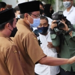 Wali Kota Pasuruan Gus Ipul didampingi Wakil Wali Kota Mas Ada saat mencoba aplikasi E-Sambat.