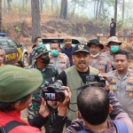 Bupati Ngawi, Ony Anwar Harsono saat dikonfirmasi awak media terkait penanganan kebakaran di lereng Lawu, Minggu (29/10/2023).