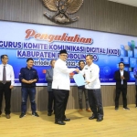 Bupati Probolinggo, Ahmad Timbul Prihanjoko, saat mengukuhkan pengurus KKD Kabupaten Probolinggo periode 2022-2024 di Auditorium Madakaripura.
