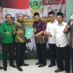 DARI KIRI: Perwakilan DPP PPP, Wasekjen Gugus Joko Waskito, Wasekjen Ahmad Baidowi, Ketua Korwil Jatim Iskandar Syaikhu, saat menyerahkan Formulir Pendaftaran Calon Gubernur Jawa Timur kepada utusan Khofifah Indar Parawansa yang diwakili oleh Khusnul Khuluq, Ari Kusuma, Idy Muzayyad, Nova Haryanto. foto: ist