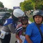 PEDULI: Petugas dari Sat Lantas Polres Ngawi ketika melakukan aksi simpatik, kemarin. foto: zainal abidin/ BANGSAONLINE