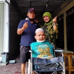 Peny Sugiharti dan suaminya Mulyadi, bersama Ahmad Sobirin. foto: HERMAN/ BANGSAONLINE
