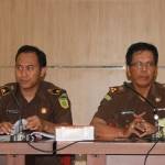 Kepala Kejari Surabaya Tomo Sitepu (kanan) dan Kasipidsus Roy Revalino. foto: nur faishal/Bangsa Online