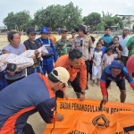 BPBD Tuban saat mengevakuasi korban