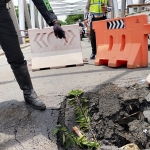 Kerusakan badan jalan di Jembatan Kedunglarangan, Kecamatan Bangil, Kabupaten Pasuruan hingga menyebabkan lubang lebih kurang 1 meter ambles.