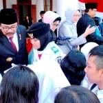 ?Siswa berebut bersalaman dengan Gubernur Soekarwo. Foto:nisa/BANGSAONLINE