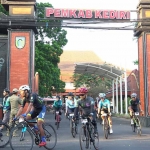 Peserta Kediri Dholo Kom Challenge 2023 saat meninggalkan Kantor Pemkab Kediri. Foto: Ist