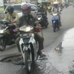 Pengendara sepeda motor yang harus berhati-hati melawati jalan 
di Desa Karangnongko Kecamatan Sukodono yang kondisinya rusak. foto : nanang ichwan/BangsaOnline