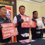 Kasatresnarkoba Polres Jombang, AKP Ahmad Yani, saat konferensi pers.