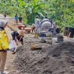 Pembangunan rabat beton jalan di Desa Penyarang, Kecamatan Sidareja, Kabupaten Cilacap, Jawa Tengah. Foto: Ist
