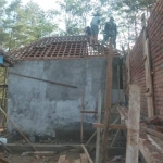Masjid Miftahul Ulum di Kecamatan Bendungan, Kabupaten Trenggalek, dalam proses pembangunan.