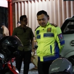 Polisi saat mengamankan kendaraan yang digunakan dalam aksi kebut-kebutan di Surabaya