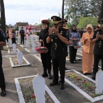 Kepala Kanwil Kemenkumham Jatim, Heni Yuwono, saat memimpin ziarah rombongan di TMP Raden Wijaya, Kota Blitar.