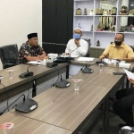 Pimpinan DPRD Gresik ketika menggelar rapat membahas anggaran penanganan COVID-19. foto: SYUHUD/ BANGSAONLINE