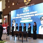 Wali Kota Batu saat melantik 7 Duta Pancasila Paskibraka Indonesia periode 2025-2029.

