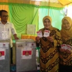Tjaturina Yuliastuti, istri Calon Bupati Jombang, Nyono Suharli Wihandoko, usai menggunakan hak pilihnya di TPS 5 Desa Spanyul, Kecamatan Gudo, Rabu (27/6/2018).

