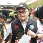 Bupati Kediri, Hanindhito Himawan Pramana, saat memberi keterangan kepada awak media. Foto: Ist