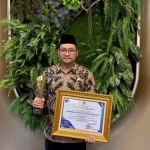 Mewakili Pemkab Mojokerto, Wabup Mojokerto menerima 2 penghargaan dari Anugerah Inotek Award 2025. (Ist)