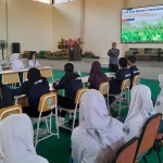 Kepala SMAN 4 Sidoarjo, Imam Jawahir, saat memberikan sambutan ketika Safari Jurnalistik yang digelar PWI. Foto: Ist